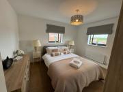 Uxbridge-Modern 2 bed Apt with Lift & Parking