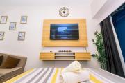 Netflix & Chill Stylish Makati condo gym swim park internet fast 2474