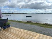 Feriebolig smukt beliggende i vandkanten