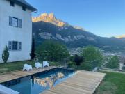 Un château face au Mont-Blanc