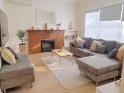 Tranquil Retreat -short walk to Train Station