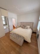 5 Bed House - Sleeps 8 - Pets - Parking - Wifi