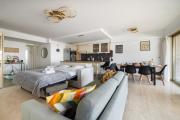 Reine Astrid Palm Beach Suite