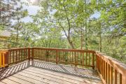 Between Big Bear and Lake Arrowhead - Cabin with View!