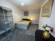 Vibrant Room in Centeral Ayr