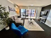 Modern 2-Bedroom Apartment 7mins to Paramatta Train Station