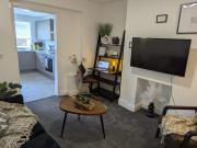 4 Bedrooms - 5 Beds House, Sleeps 7 - with Unli WiFi - Street Parking - Bathtub - 93HRC