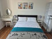 Beautiful home with 3 beds in 3 seperate rooms in Durham free parking