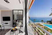 Black and White Beach - Boutique Apartment with Sea Views