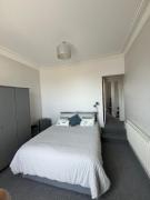 Puffins Nest, close to Tunnels Beach & Harbour with Parking