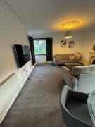 4 BDR House By Eason Stays Short Lets Warwickshire