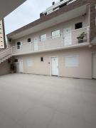 AP frente à praça bem localizado