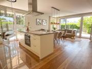 "TWO" - Premium Apartments Seekirchen, lichtdurchflutetes 3-Zimmer-Apartment mit Terrasse und grüner Oase