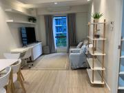 Comfy and Renovated 1 BR with Balcony BGC Golf View