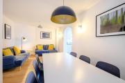 Private off street parking, near Eyre Sq, sleeps 7