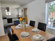 3 bedroom HOUSE, Garden, PARKING, Wi-fi, CONTRACTOR STAY, close to the beach, shops, hospital, airport