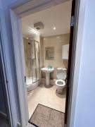 Cozy En-suite double room near train station