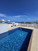 Stylish 2BR Apartment with Rooftop Pool in Mackenzie