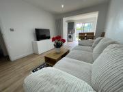 6 Bedroom Home, FREE Parking & Wi-Fi Garden