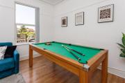 Flatzy - Sleeps 16 Near Football Ground & Ping Pong Table