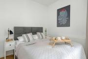 Elegant Very Berry Studios with Parking and Balcony by Noclegi Renters