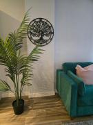 Contemporary 2-bedroom apartment with free gated parking, 2 bathrooms - for families, contractors, travellers for business and leisure