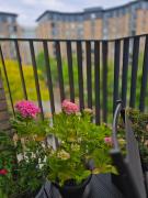 Contemporary 2-bedroom apartment with free gated parking, 2 bathrooms - for families, contractors, travellers for business and leisure