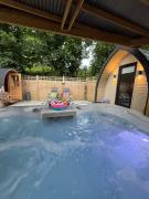 Paddock Pod - Sleeps 4 & Roofed Over Private Hot Tub & NEW SAUNA