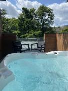 P51 - Studio Pod with Hot tub