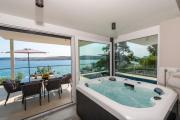 Villa Emanuel first row to the sea with Sauna and Jacuzzi