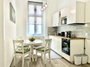 Central Premium Apartment w 2 double beds and sofabed