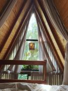 Chalé de madeira com vista para o rio