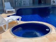 Casa com Piscina, hidromassagem e churrasqueira.