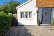 1 Bed-Sleeps 2-Parking-Garden-2 min train station 1 Bed-Sleeps 2-Parking-Garden-2 min train station