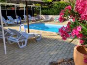 15mn de Cannes, Villa la Soleiade , Gite ,Lodge , type T2, clim, piscine, parking au Lac de Saint-Cassien VAR