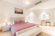 Dubai The Palm 4BR Beach & Pool Access w Early Check In and Late Check Out Facility
