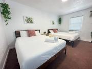 Stylish 1B1B Unit with kitchen and pool