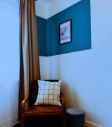 Modern Apartment Sleeps 4 & Free Parking