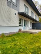 Huoneisto terassilla & parkkipaikalla