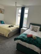 Contractor and Family Cozy Home Sleeps 7 Free Parking