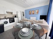 Prime Central London 2-Bed by Shops & Transport