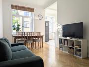 Bright apartment, 3 bedrooms, 3 double beds, free parking