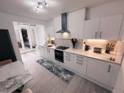Luxury Kensington 1-Bed Flat with Private Patio, Kensington, W8