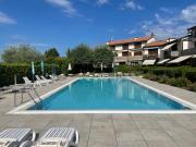 Villa con ampio giardino esterno e piscina condominiale