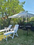 Ljubičica deluxe 2, sa dvorištem i parkingom