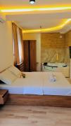 Aqua Studios with Spa & Free Parking