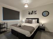 4 Bed House - Free Parking - 8 min LGW Airport