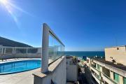 Cobertura com piscina e vista mar