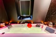 Suite romantique près de la plage avec Jacuzzi - DARK ROOM