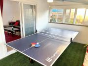 Beach getaway 12min Hot tub Fenced patio & Games